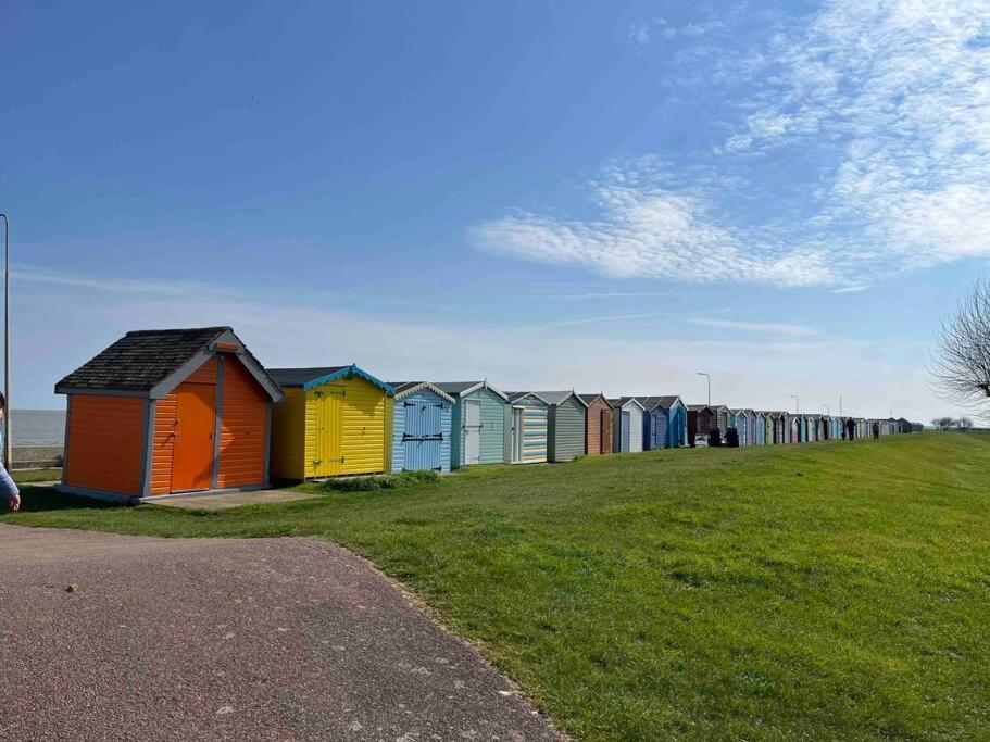 Lola'S Caravan. Your Home Away From Home. Parkeston ภายนอก รูปภาพ